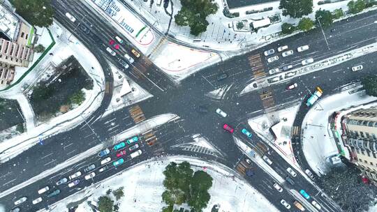 航拍俯拍城市下雪十字路口车流雪景