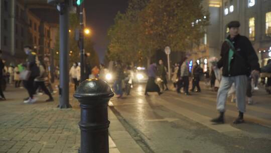 武汉江汉路夜景步行街商业街行人逛街购物