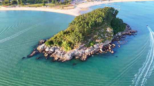 空中俯瞰岩石海岸边的碧绿海水