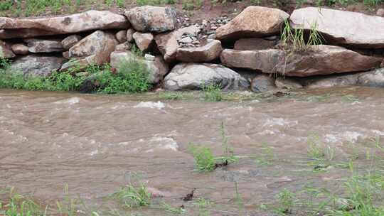 实拍暴雨后洪水 山洪