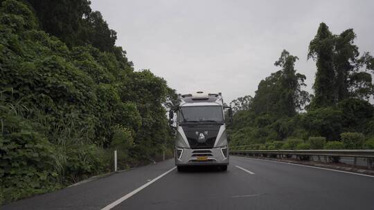 高速公路上的卡车