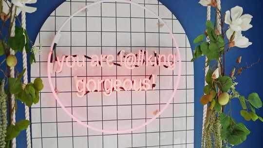 挂在墙上的标牌