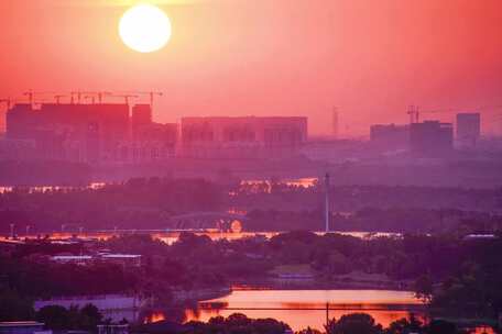 落日余晖下的城市建设景象