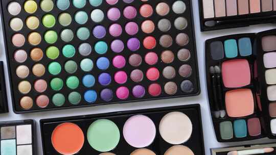 各种彩妆工具