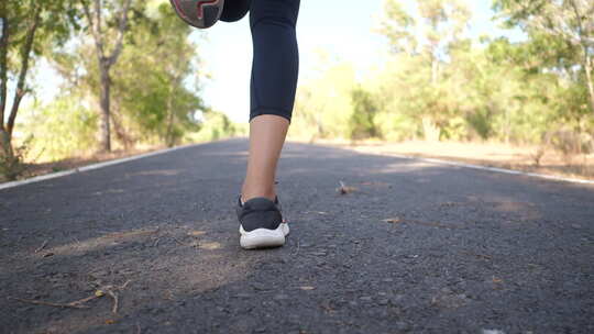 健身原地奔跑的女性运动