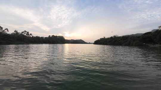 飞越河流穿越机贴水面飞行溪流阳光河水航拍