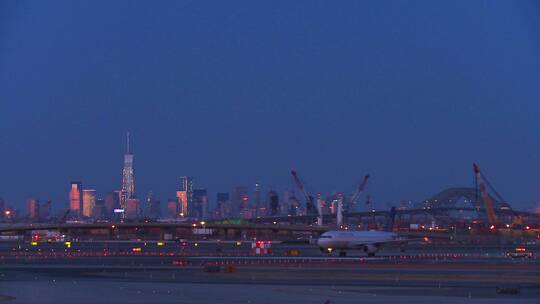 黄昏时分飞机在纽瓦克机场滑行视频素材模板下载
