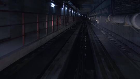穿梭在广州APM地铁隧道里