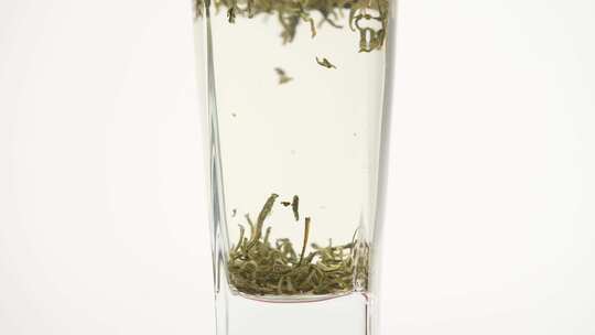 玻璃杯中的绿茶冲泡特写