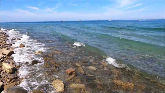 海浪冲击着岩石海岸线