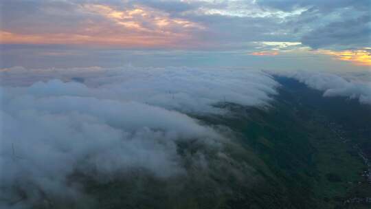 湖北利川齐岳山雨后流动的云雾