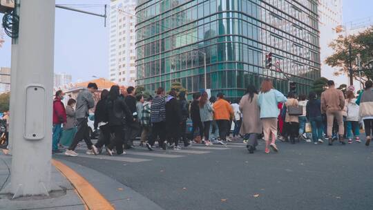 城市街道人流过马路 都市生活节奏