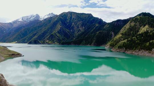 瓦蓝色的湖泊