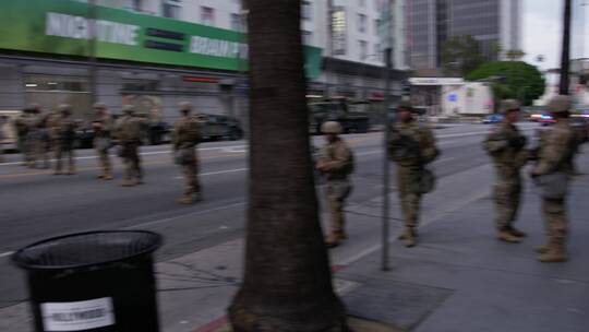 军人士兵在街上巡逻