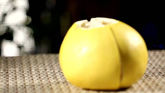 【镜头合集】剥开的柚子和完整的柚子皮