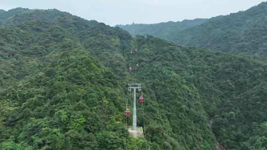 森林索道航拍缆车树林俯拍山林登山索道缆车