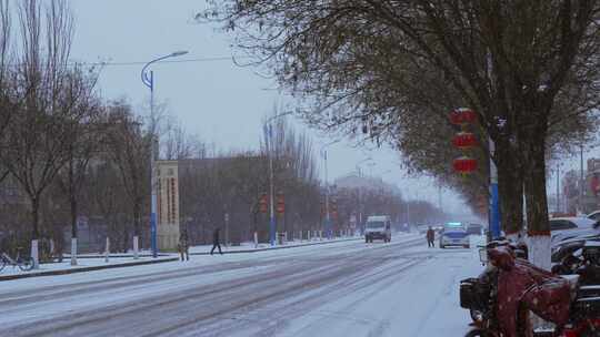 城市街道人文下雪雪景