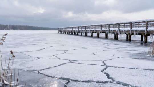 冬日结冰湖面与栈桥景观
