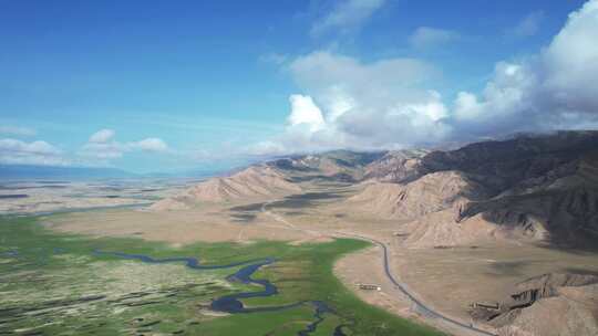 航拍新疆旅游独库公路巴音布鲁克段自然风景