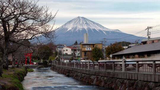 一条街和富士山的时光流逝