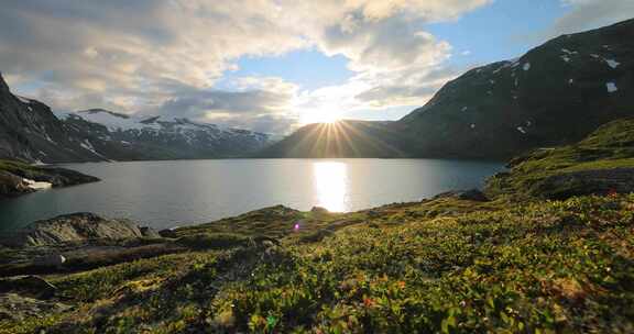 挪威山脉背景下的日落。美丽的自然挪威自然