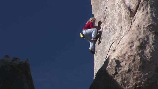 健身女子攀岩极限挑战勇敢视频素材模板下载