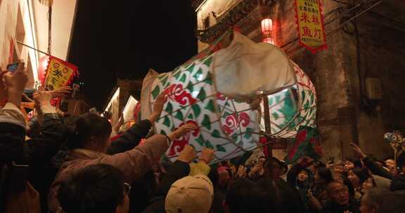 非遗传统鲤鱼灯庆佳节特写