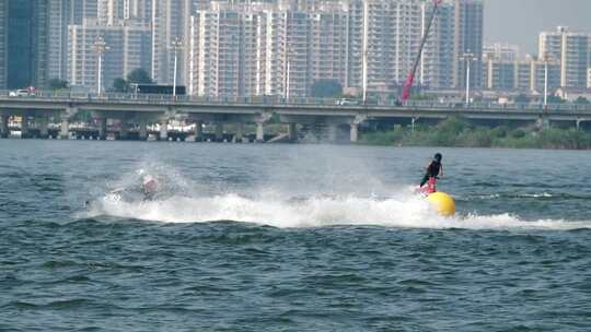 水上摩托艇比赛冲浪激情乘风破浪