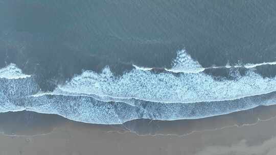 俯拍沙滩潮汐海水浪花拍打海岸海边涨潮退潮
