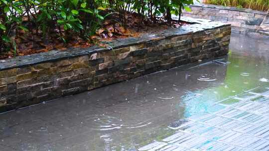 城市马路道路下雨天雨水雨滴大自然风景风光