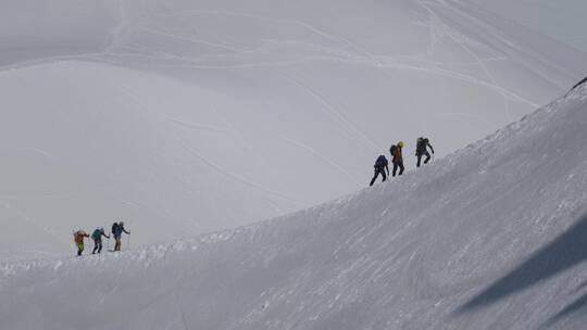 攀登雪山的人视频素材模板下载