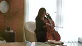 居家女士练习大提琴样板间拉琴高清在线视频素材下载
