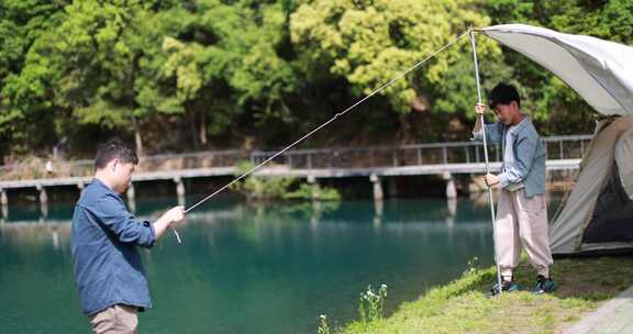 一对父子正在湖边扎帐篷 露营 踏青