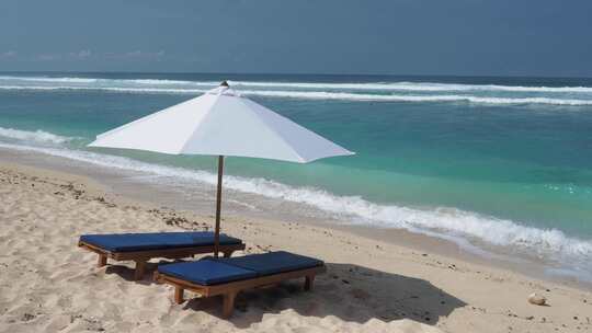 热带沙滩上的沙滩椅和雨伞