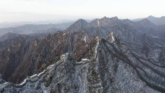 北京怀柔箭扣长城冬季雾凇雪景寒冷覆盖航拍视频素材模板下载