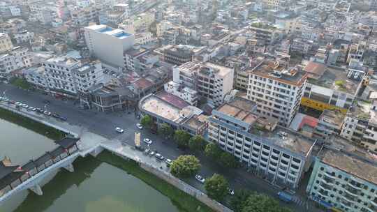 中式古桥风光与城市建筑的融合景象