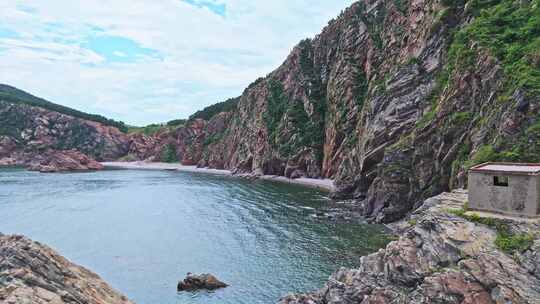 夏季大海礁石海岸线沙滩蓝天白云航拍