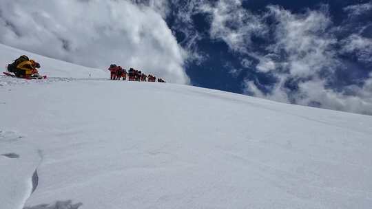 攀登冰川之父慕士塔格峰雪山的登山队