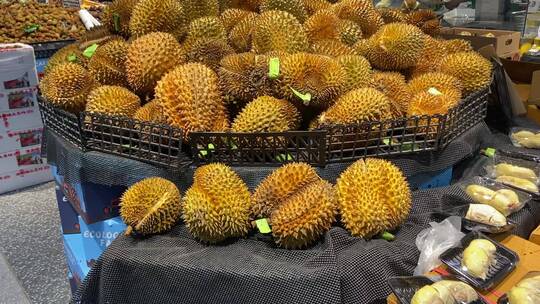 超市内部场景，零食、水果、牛奶货架商品