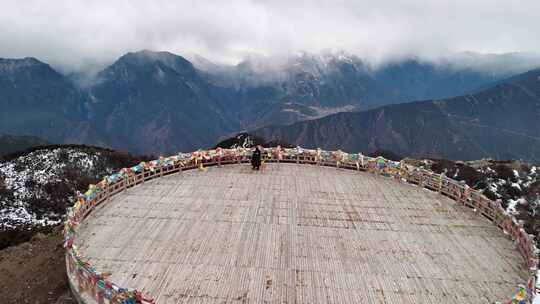 航拍人物雪山观景台飞向远方