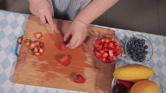 切草莓水果