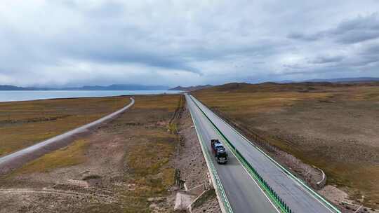 航拍青海荒漠中的高速公路和大地裂纹