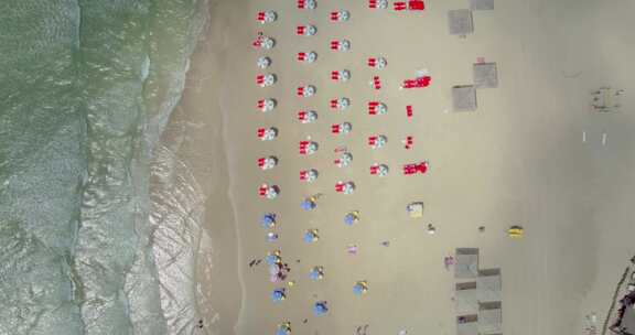 海洋天线旁的太阳伞和沙滩椅
