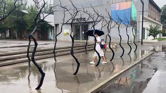 北京798艺术街区，艺术雕塑、涂鸦建筑