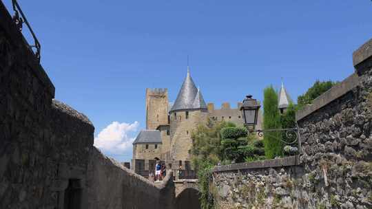 穿过门看中世纪城堡的塔楼