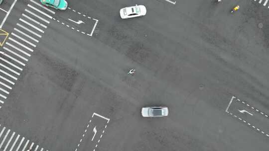 城市马路十字路口车辆车流特写视频素材模板下载