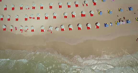 人们用沙滩椅和太阳伞在海滩上放松