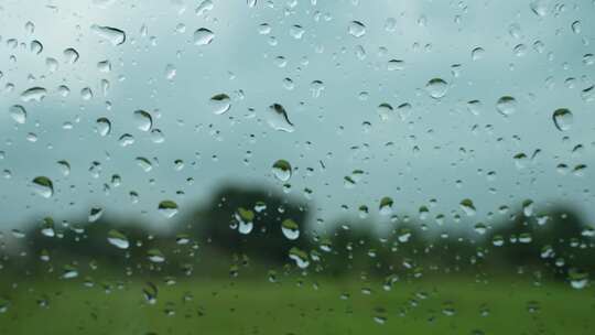 下雨天雨滴子在车窗上