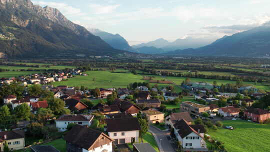 阿尔卑斯山山谷绿地上的列支敦士登鸟瞰图