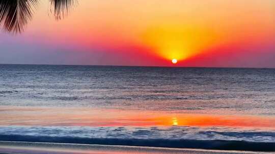 海边日落美景，夕阳余晖洒在海面